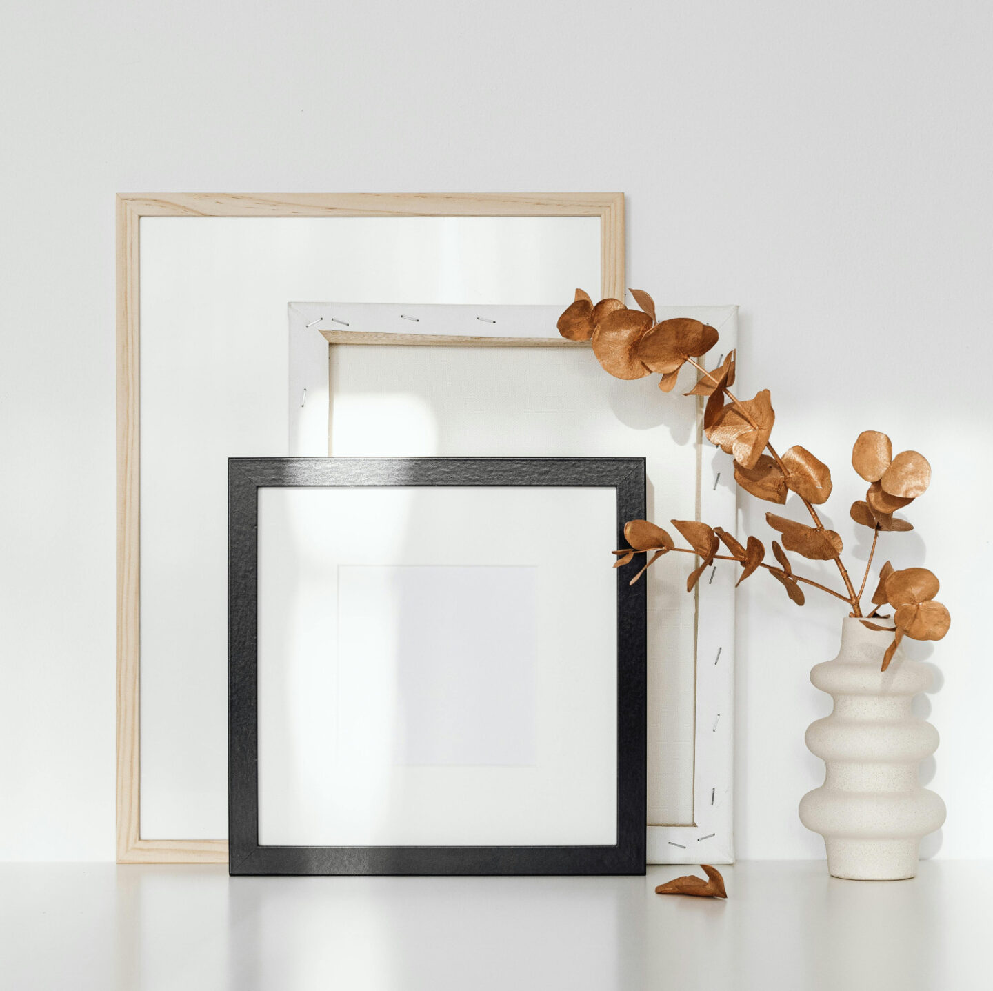 Empty picture frames and a vase can be given away on the street.