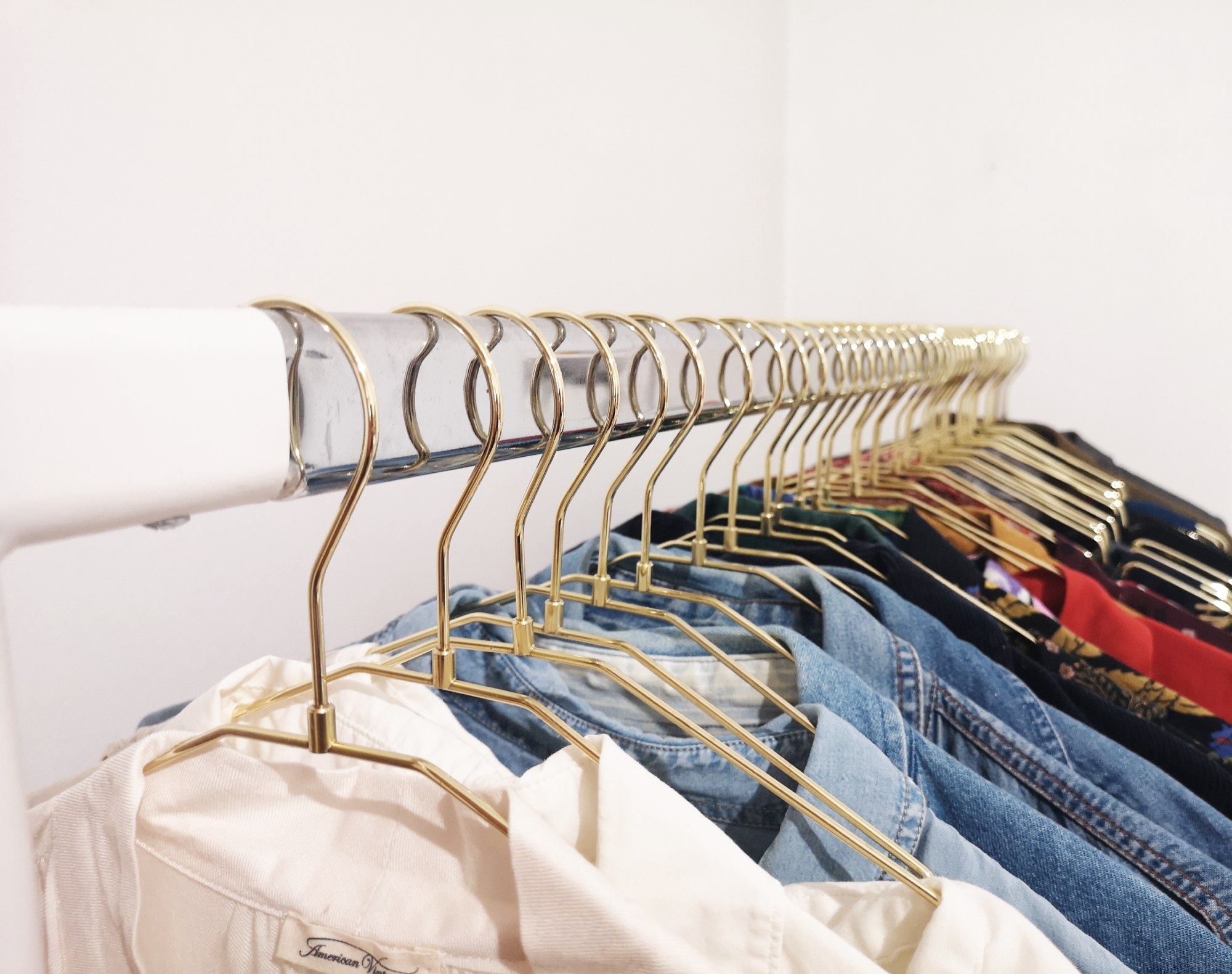 CK-Professsional-Organizer-Berlin-Ordnungscoach-Kleiderrail-Wardrobe-aufraumen-ausmissen-03 White clothes rail and gold hangers