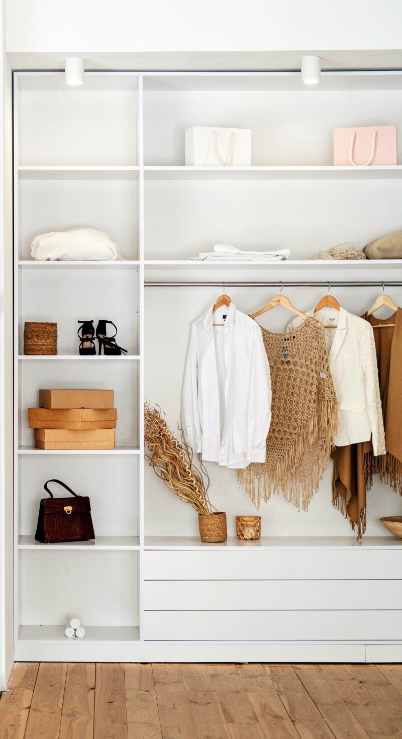 Offener weißer Kleiderschrank modern und minimalistisch